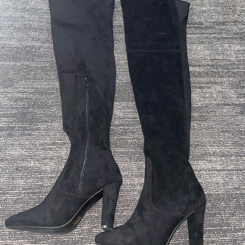 Knee-high Black Suede Heeled Boots